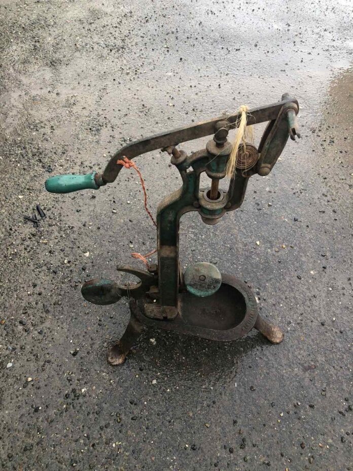 Clossing bottles machine, old authentic