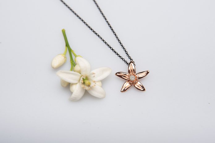 The orange blossom symbolizes euphoria , fertility and the beginning of Spring. The new collection by Stelios is inspired by Argolic nature during Spring which fills the atmosphere  with citrus fruits' aromas. Jewelry is made of silver 925 and silver gold plated and they are signed by the artist