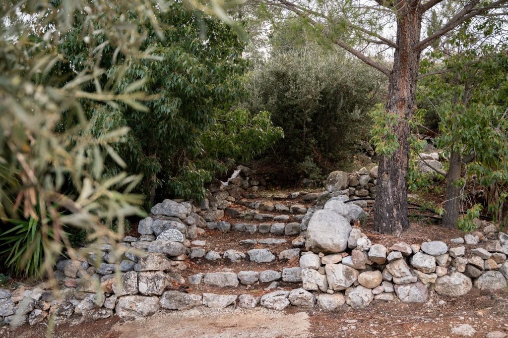 Silo Stone House is built on a hill next to the chapel of Saint Ilias , at the village of Fihtia ,near the archeological site of Mycenae